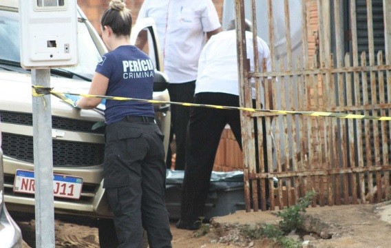 Quatro matam adolescente de 17 anos com facadas e tiros em briga por ciúmes