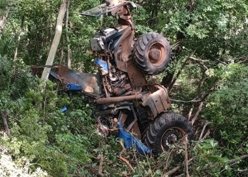 Operador de trator cai em ribanceira, fica preso em veículo e morre