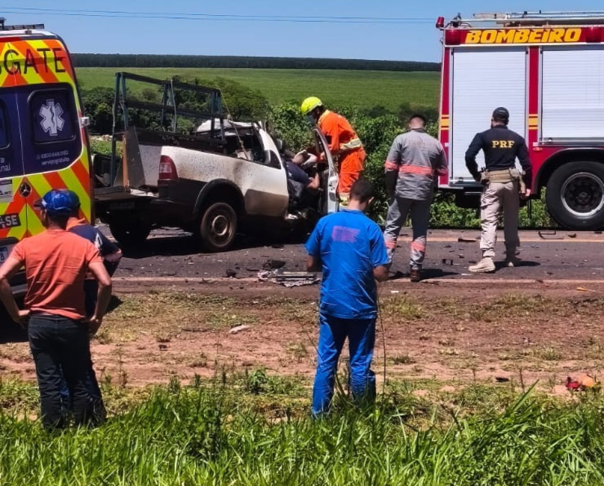 Colisão entre picape e carreta deixa um morto e outro ferido na BR-163 em Navirai