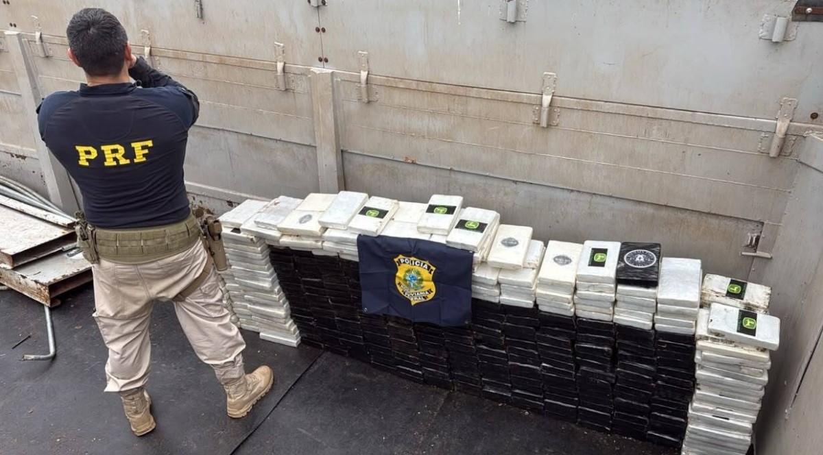 PRF encontra 420 kg de cocaína em fundo falso e prende pai e filho