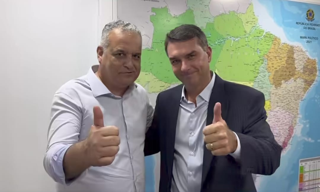 Flávio Bolsonaro define Alfredo Gaspar como vice em chapa puro-sangue. Veja vídeo