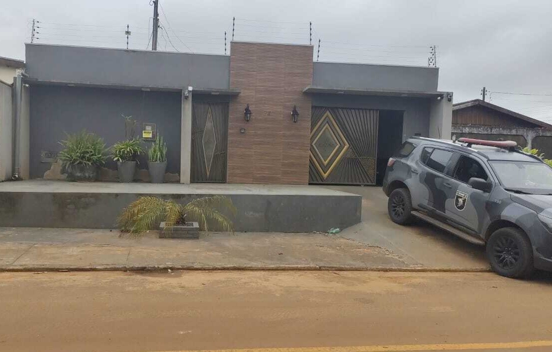 Alvo de operação atira em policiais e se rende após 50 minutos de negociação