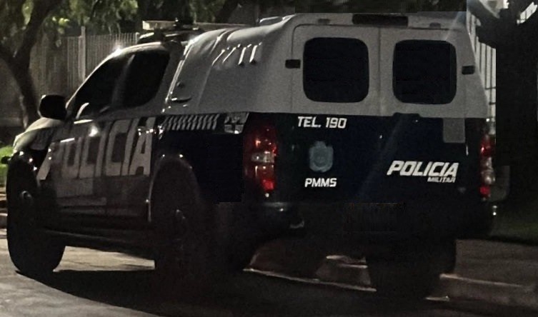 Moradora do Tarumã em Naviraí flagra individuo furtando fios de energia e aciona PM