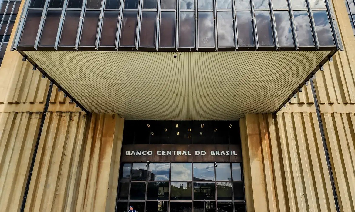 Mercado eleva previsão da inflação para 4,17% este ano