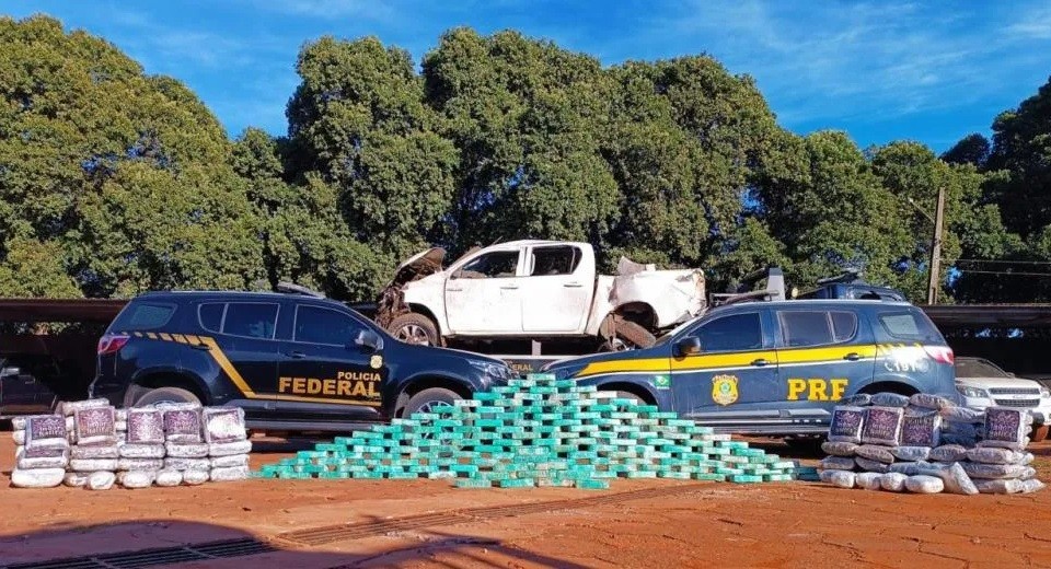 Perseguição termina com Hilux capotada e apreensão de 274 kg de drogas na BR-419