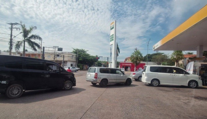 Motoristas bolivianos cruzam a fronteira e fazem fila para abastecer em MS
