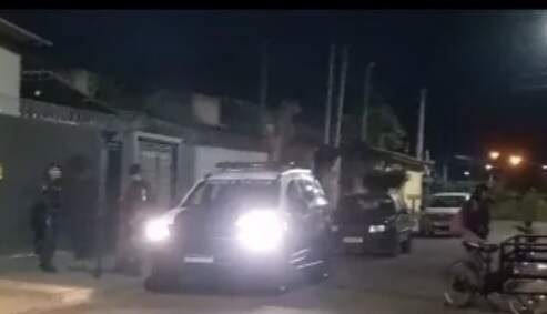 Homem tenta atacar pai idoso com faca e morre baleado pela polícia