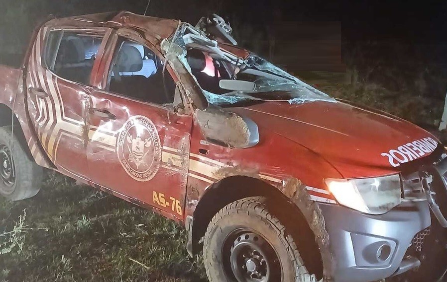 Viatura dos Bombeiros capota a caminho de incêndio em fazenda de Almir Sater