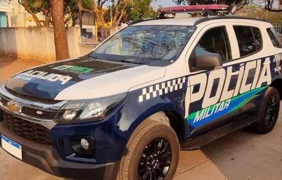 PM de Naviraí encaminha casal à delegacia após mulher danificar carro com pedaço de madeira