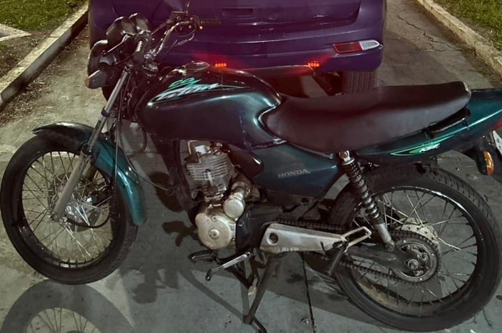 Motociclista com CNH suspensa é preso pela PM de Naviraí por direção perigosa