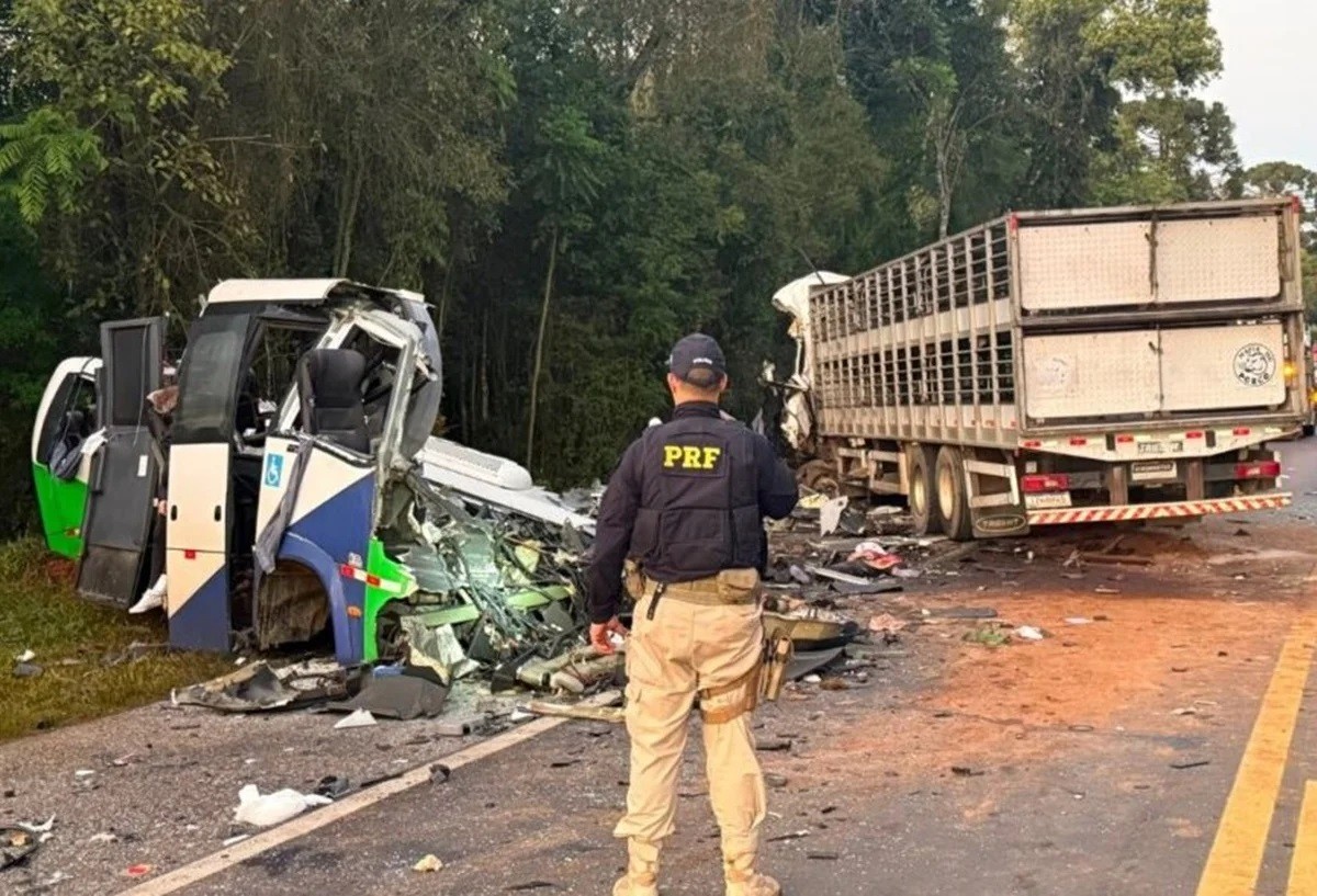 Acidente entre micro-ônibus e carreta deixa 23 mortos no Paraná. Veja vídeo