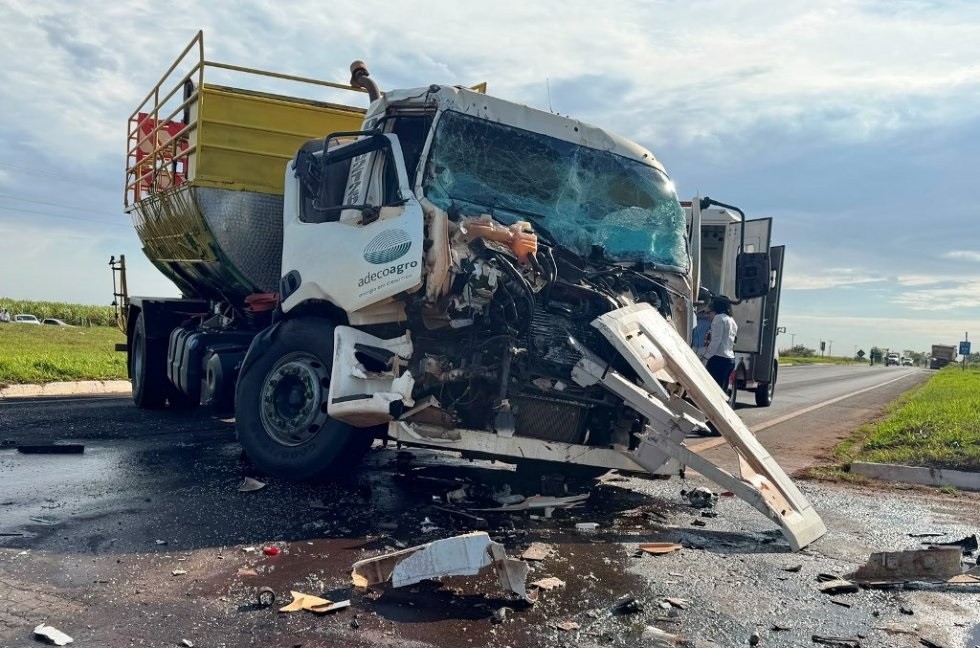 Acidente entre caminhão-tanque e bitrem deixa vítima presa às ferragens na MS-141 entre Ivinhema e Naviraí