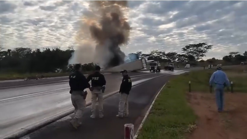 Vídeo: Caminhoneiro morre carbonizado após carreta tombar na BR-487 em Icaraíma