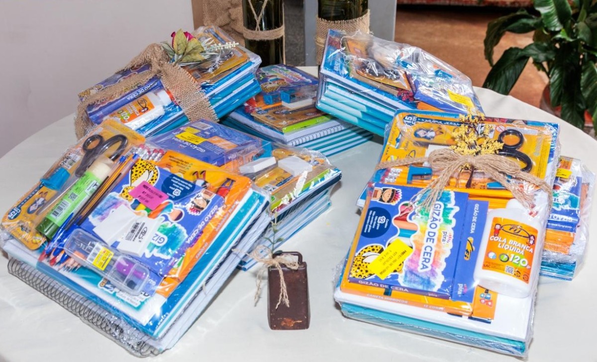 Prefeitura de Naviraí Entrega Novos Kits Escolares