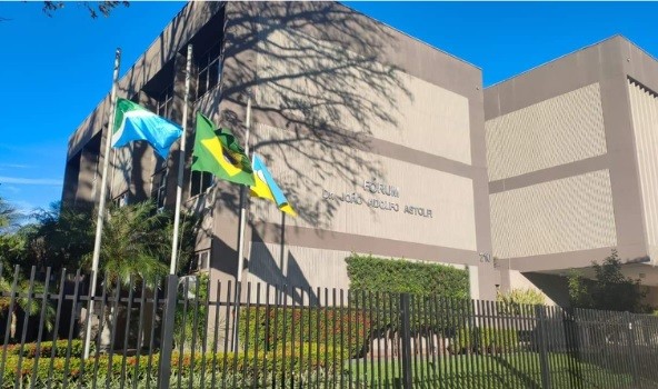 Juíza de Dourados manda acionar força policial para despejar herdeiros de 11 e 17 anos
