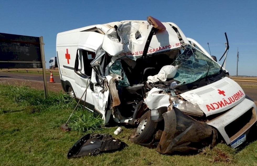 Ambulância de Caarapó fica destruída após colisão com caminhão na BR-163; motorista saiu ileso