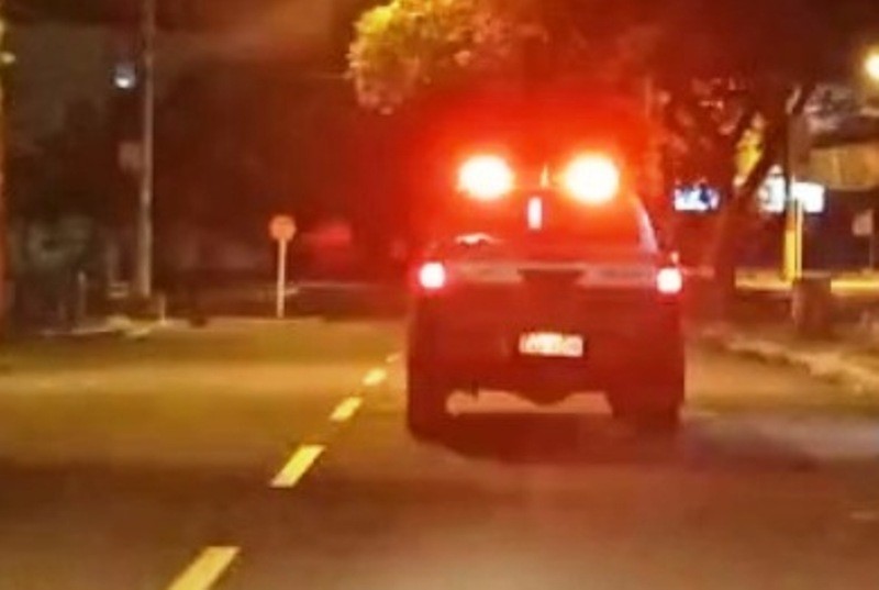 Em Naviraí, fuga de motociclista termina com apreensão de moto e colisão de viatura policial