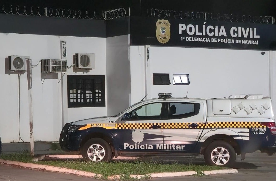 Na Praça dos Pioneiros em Naviraí, PM detém casal por porte de droga e resistência 