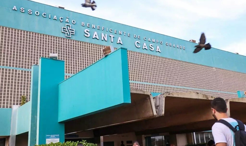 Homem baleado por PM após tentar fugir por telhados morre em hospital