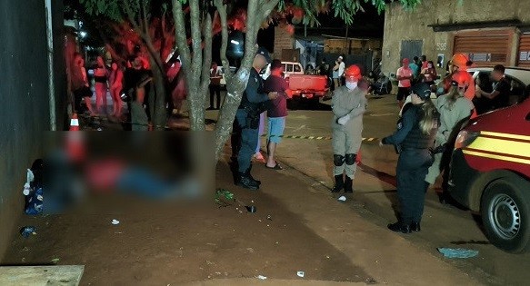 Homem é executado com 2 tiros na cabeça por dupla em moto 