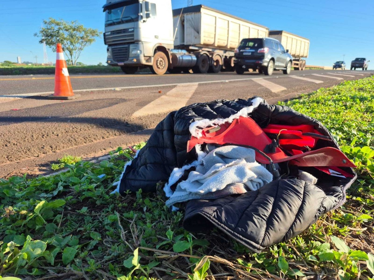 Amigos morrem no hospital após bater motocicleta na lateral de caminhão