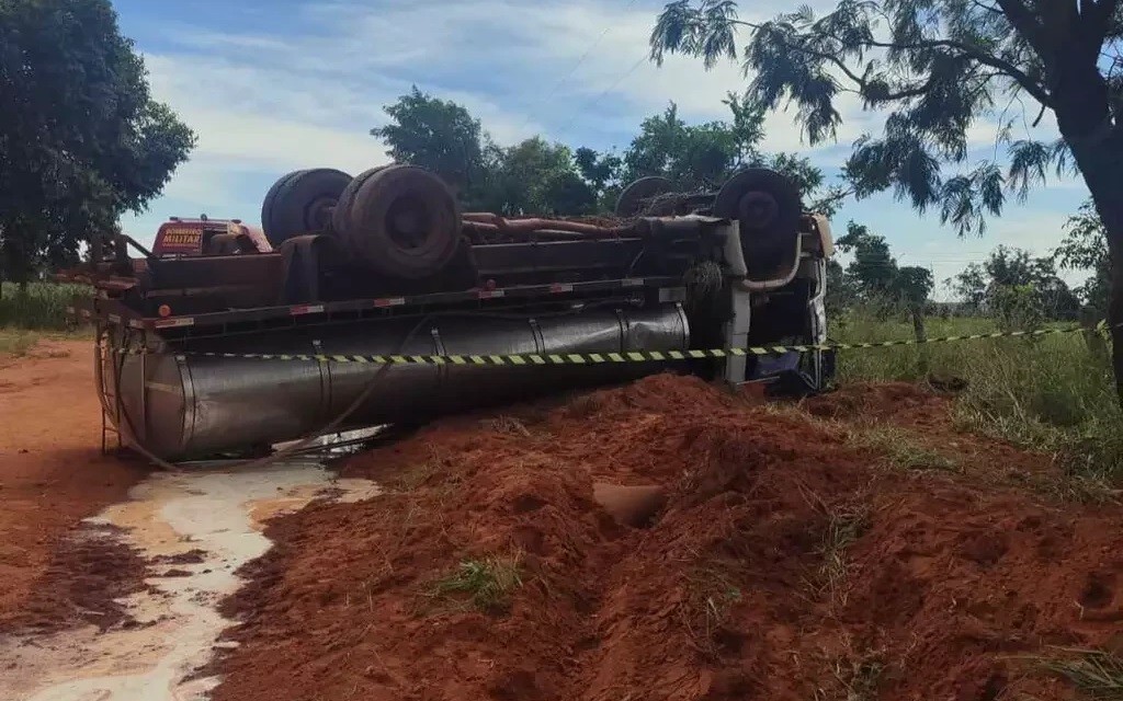 Motorista morre após tombamento de caminhão carregado com leite