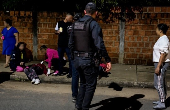 Mecânico espanca até companheira desmaiar e oferece R$ 5 mil a PMs para fugir