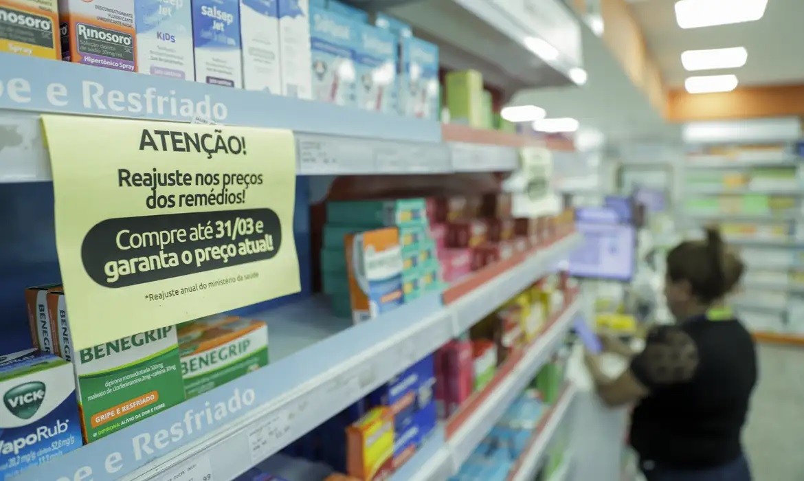 Sancionada lei que autoriza farmácias em supermercados