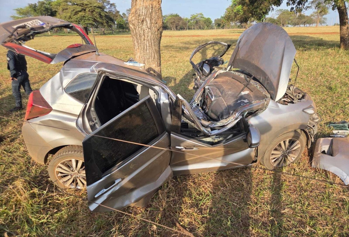 Carro com drogas parte ao meio após bater em árvore durante fuga da PRF